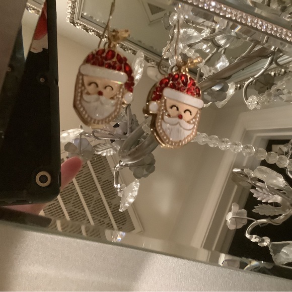 - Cute Santa earrings with crystal so pretty - Picture 2 of 2